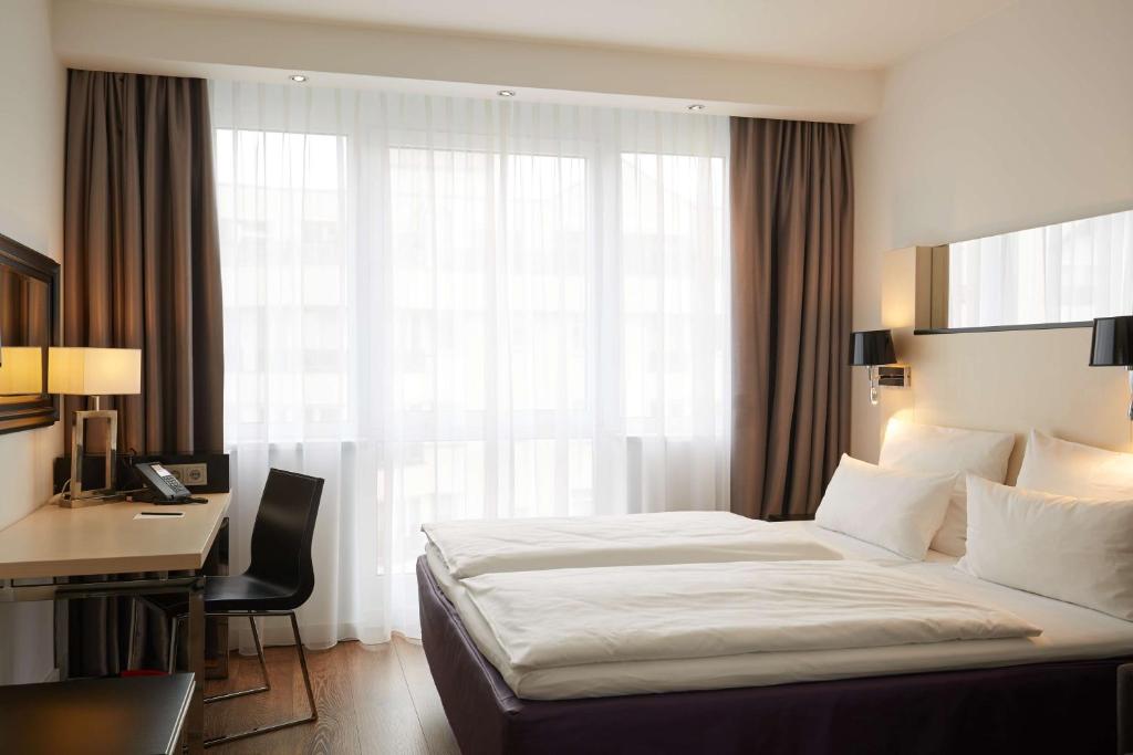 Postel nebo postele na pokoji v ubytování Scandic Berlin Kurfürstendamm