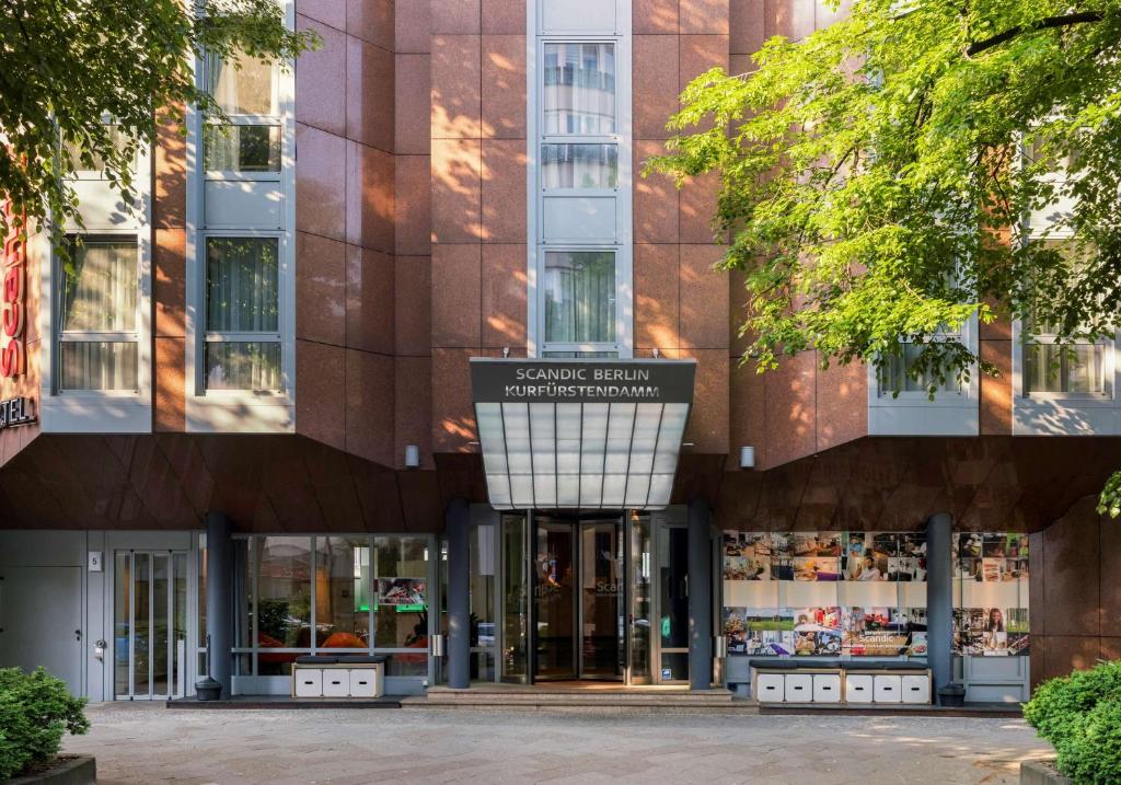 Supermarket nebo jiné obchody v  hotelu nebo okolí
