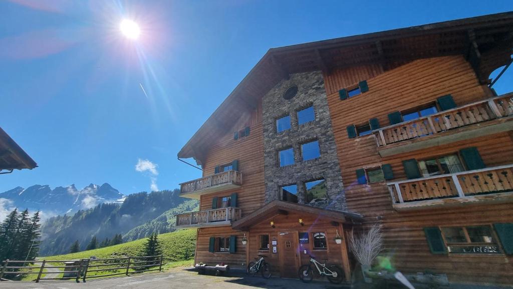 Nespecifikovaný výhled na hory nebo výhled na hory při pohledu z hotelu
