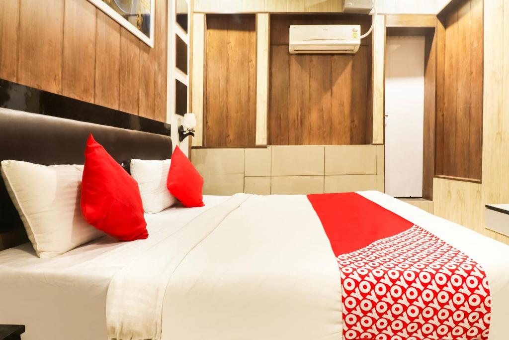 Postel nebo postele na pokoji v ubytování Hotel O Sheela