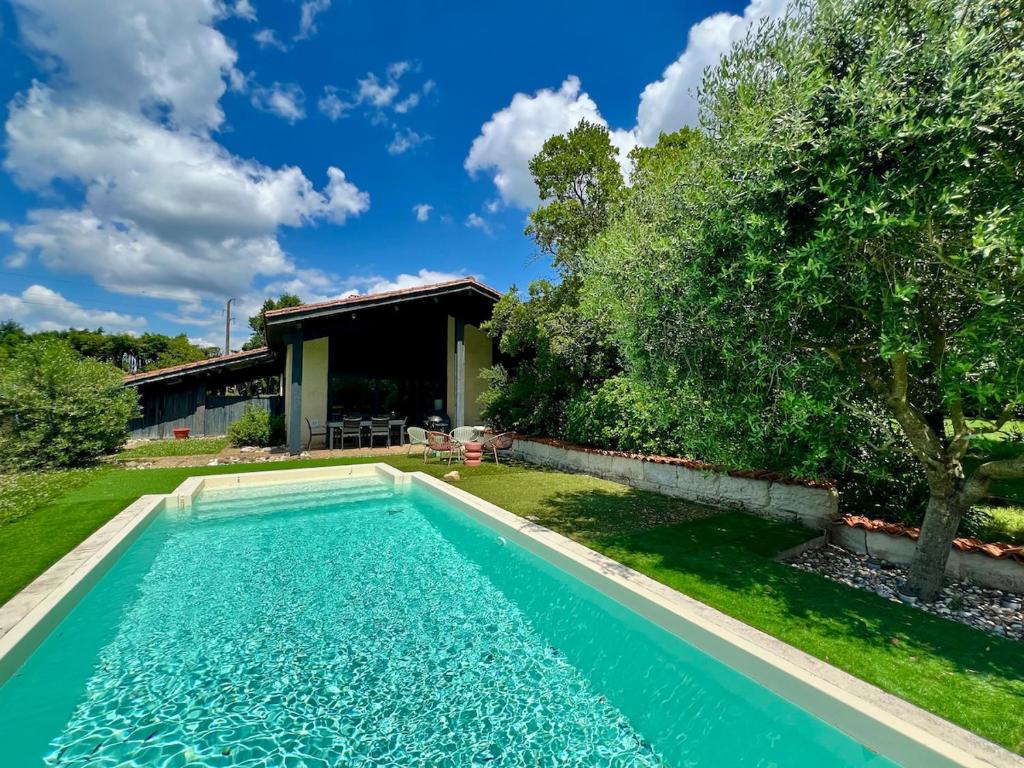 ein Swimmingpool im Hof eines Hauses in der Unterkunft Magnifique Villa en Dordogne Piscine chauffée in Saint-Aulaye
