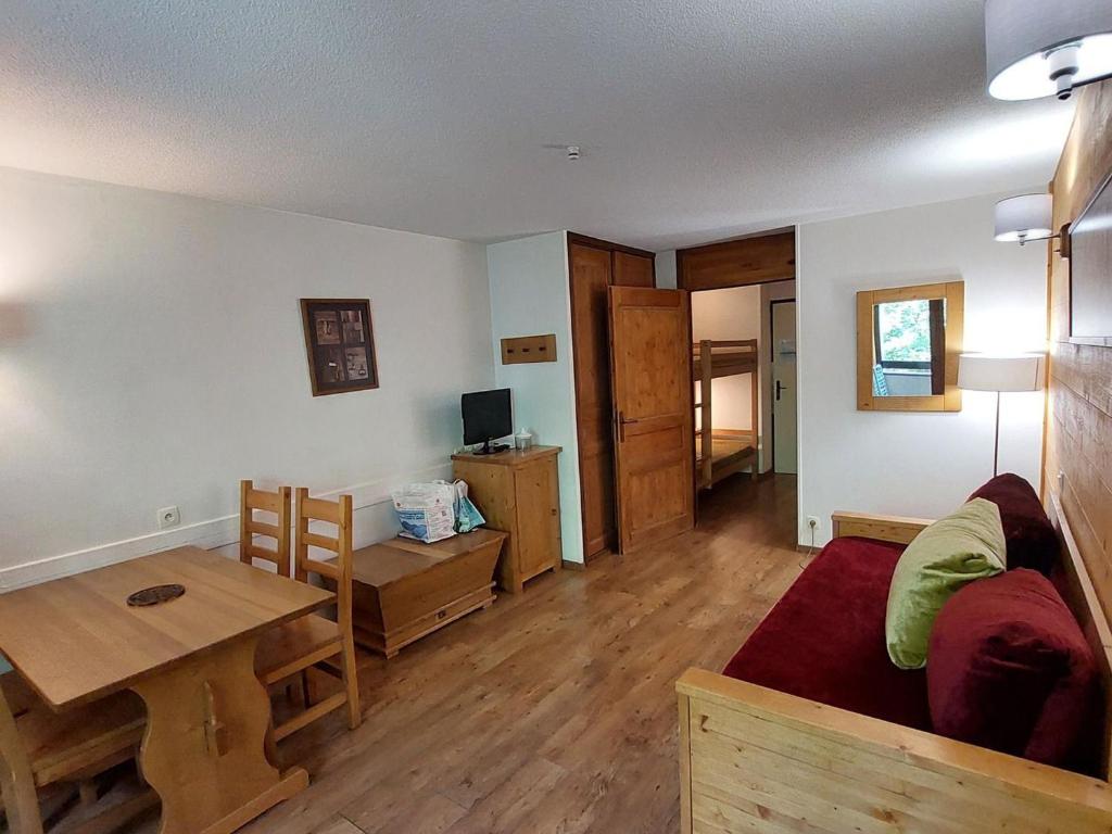 un salon avec un canapé et une table dans l'établissement Studio 28m² avec balcon, couchages pour 4, Wifi et parking, proche centre-village et thermes - FR-1-512-219, à Brides-les-Bains
