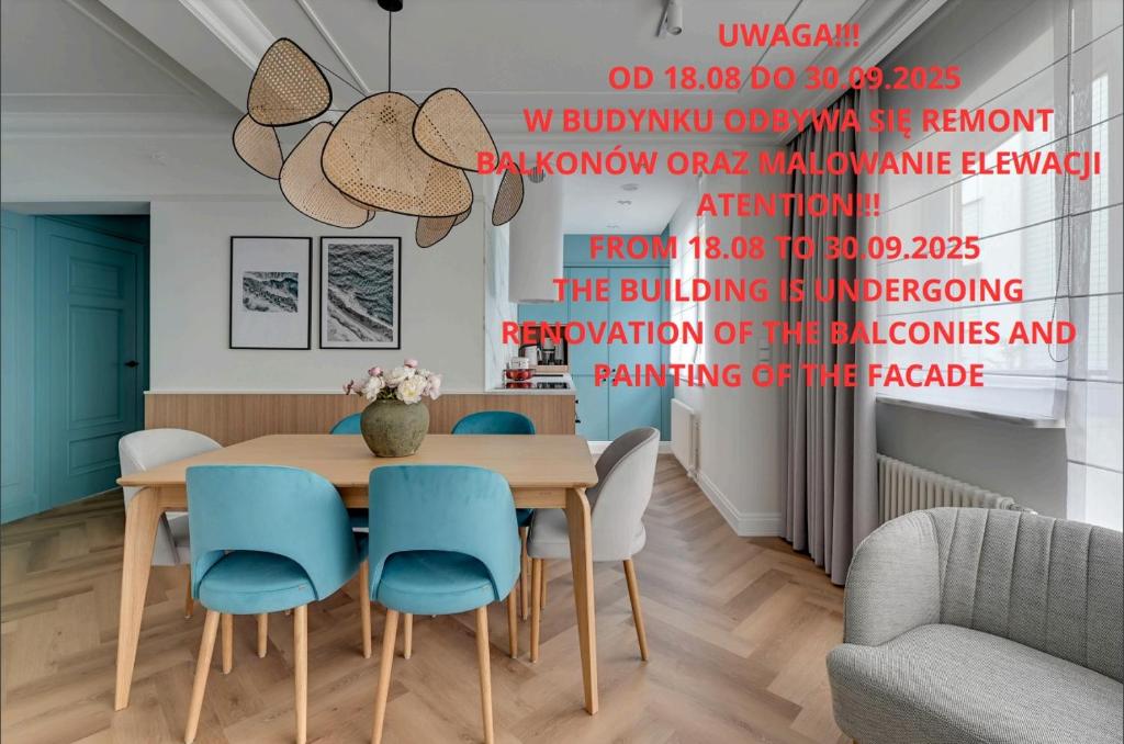 jadalnia ze stołem i niebieskimi krzesłami w obiekcie Havana Premium Family Stay by Lion Apartments Sopot w mieście Sopot