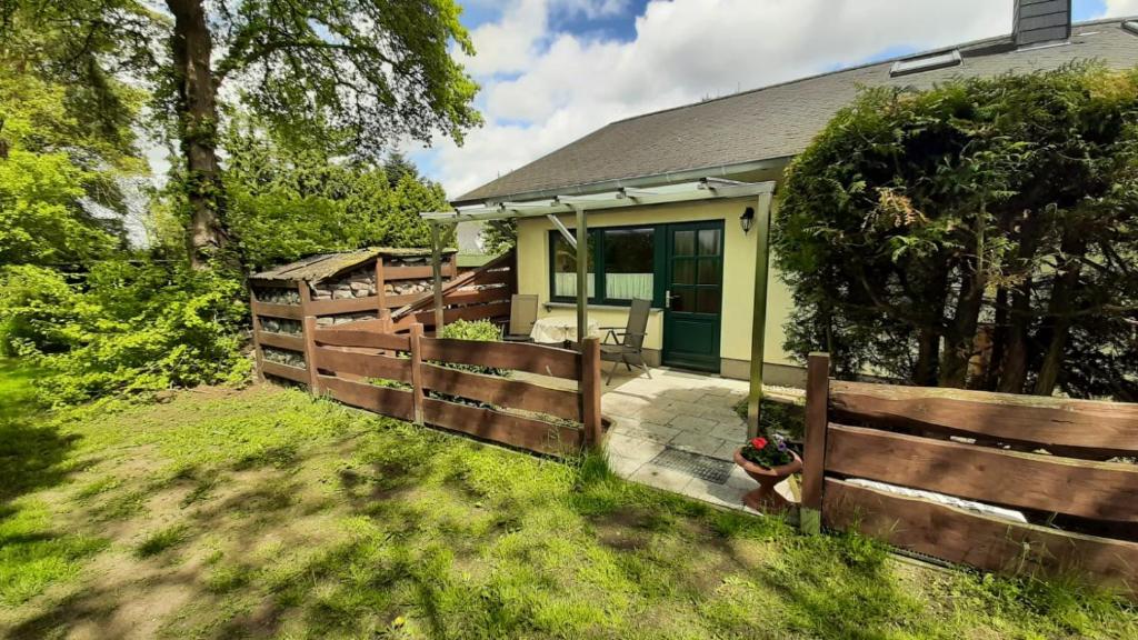 プラウ・アム・ゼーにあるMeenaの塀とポーチのある家