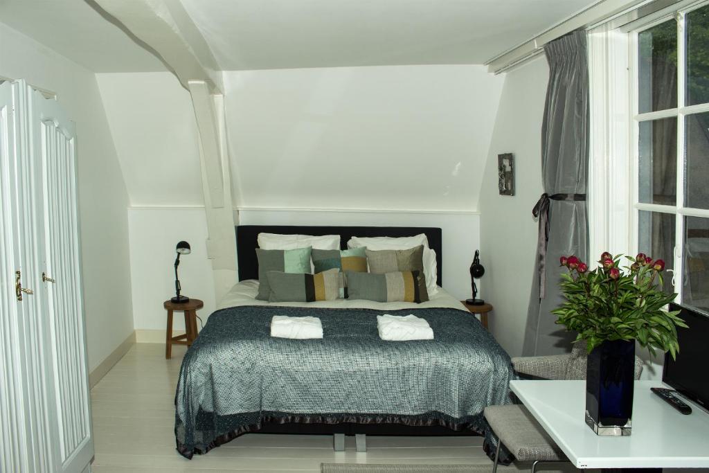 NR22 Leiden - Double Room With Private Bathroom