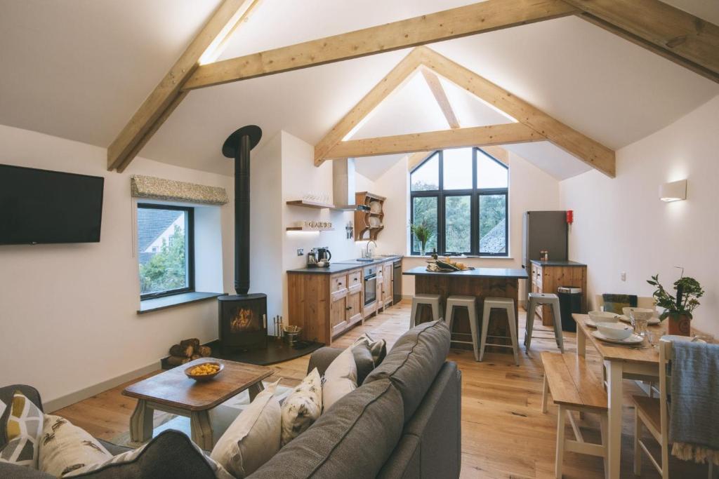 ブラントンにあるLittle Comfort Farmのソファとテーブルのあるリビングルーム