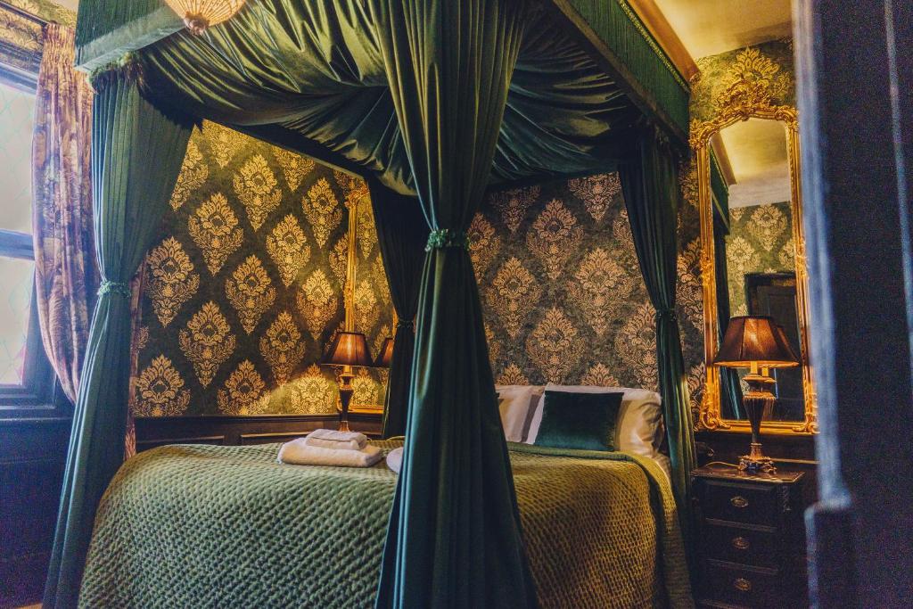 Katil atau katil-katil dalam bilik di 101 House At The End. Witchcraft & Wizardry House