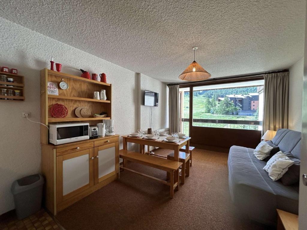 une pièce avec une cuisine et un salon dans l'établissement Appartement cosy pour 6 pers à Montgenèvre, 2 balcons, proche Chalmettes ! - FR-1-330D-87, à Montgenèvre