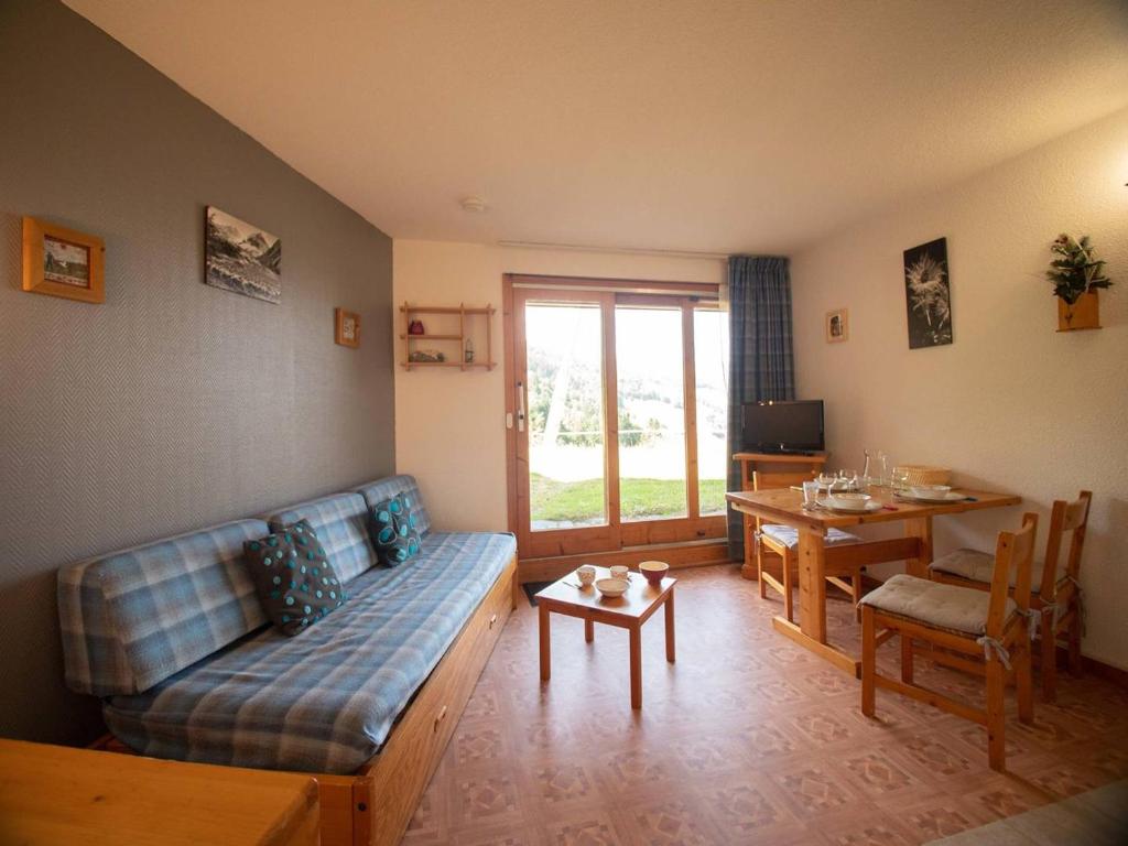 Posezení v ubytování Studio cosy avec terrasse, accès direct pistes, animaux acceptés, parking en option - FR-1-291-737