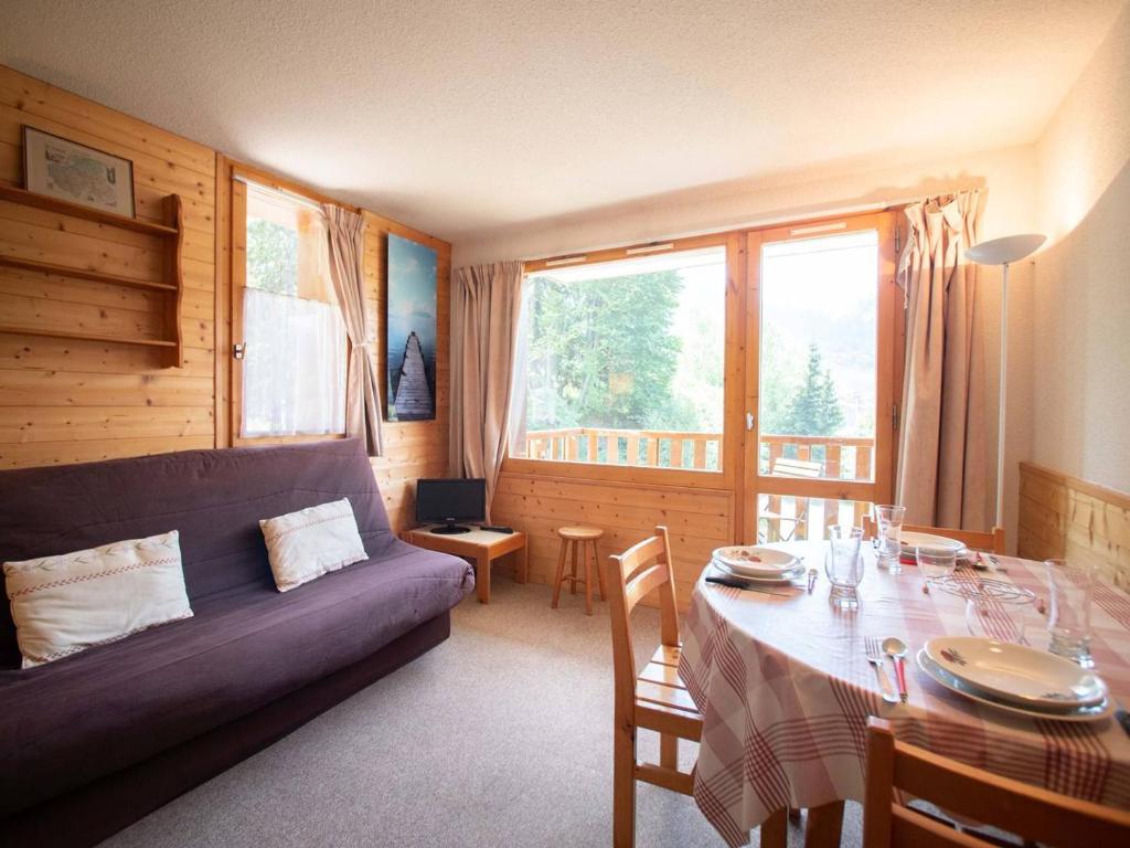 un salon avec une table et un canapé dans l'établissement 2 pièces avec balcon, 5 pers, ascenseur, parking, skis - Les Avanchers-Valmorel - FR-1-291-1011, à Valmorel