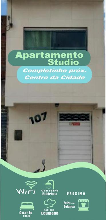 a sign in front of a building with a garage at Apartamento tipo Studio a 5 Minutos de carro do Centro in Caruaru