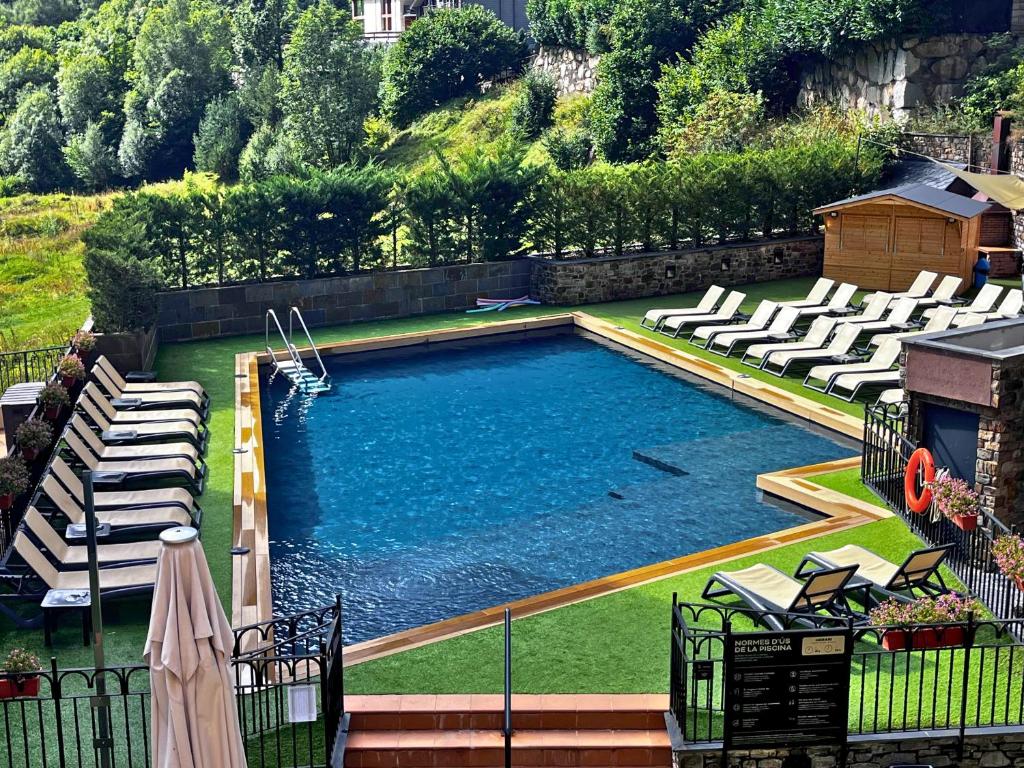 阿林萨尔Hotel Princesa Parc的庭院内带躺椅的大型游泳池