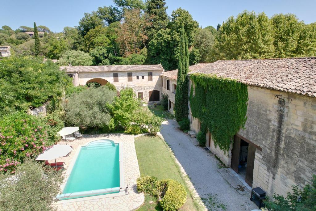 une vue extérieure d'une maison avec piscine dans l'établissement Mas Fontclaire - Sommières, à Sommières