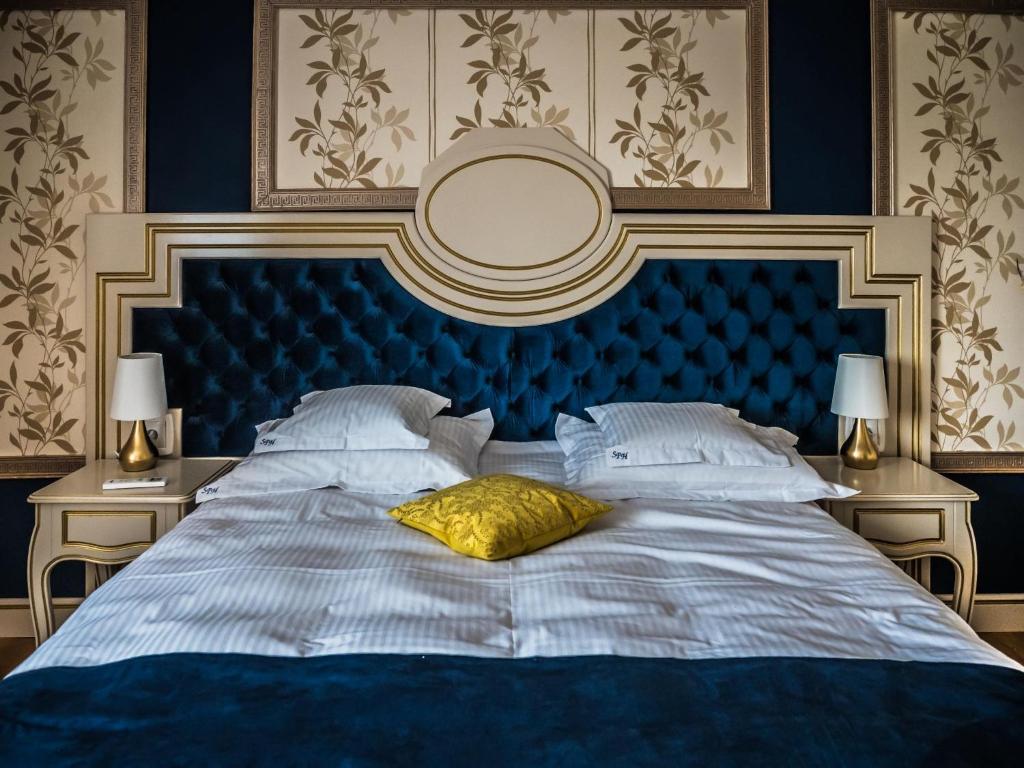 
Deluxe Double Room with Bath
