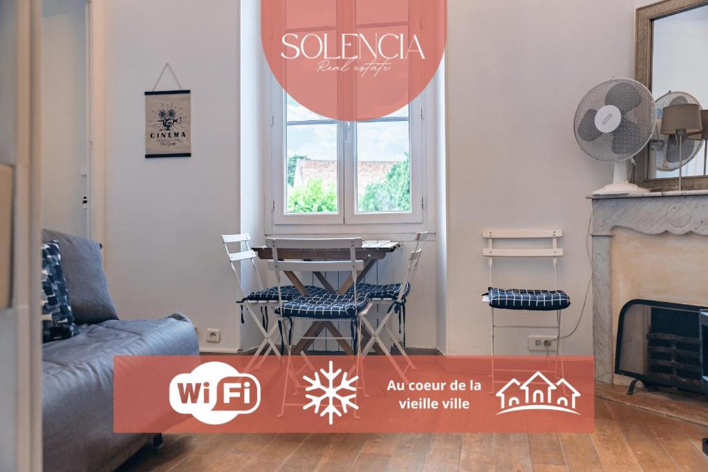 un salon avec une table et des chaises et une fenêtre dans l'établissement Au coeur du Suquet - 2 pièces cosy - Climatisation séjour, à Cannes