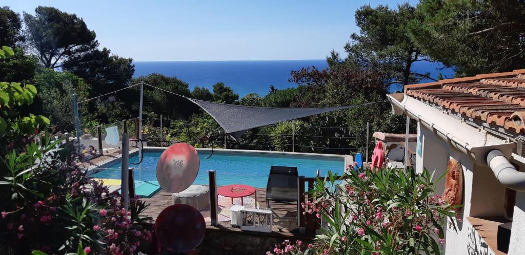 une piscine avec vue sur l'océan dans l'établissement HAUT DE VILLA au MONT ST CLAIR VUE EXCEPTIONNELLE MER et FORÊT terrasses, piscine, pétanque, solarium privés, à Sète