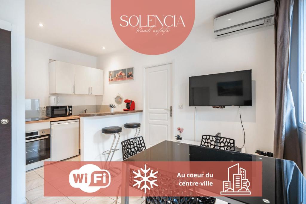 un appartement avec une cuisine et une table avec des chaises dans l'établissement 2 Pièces vieille-ville Cannes - Suquet - Proche Palais et Croisette, à Cannes