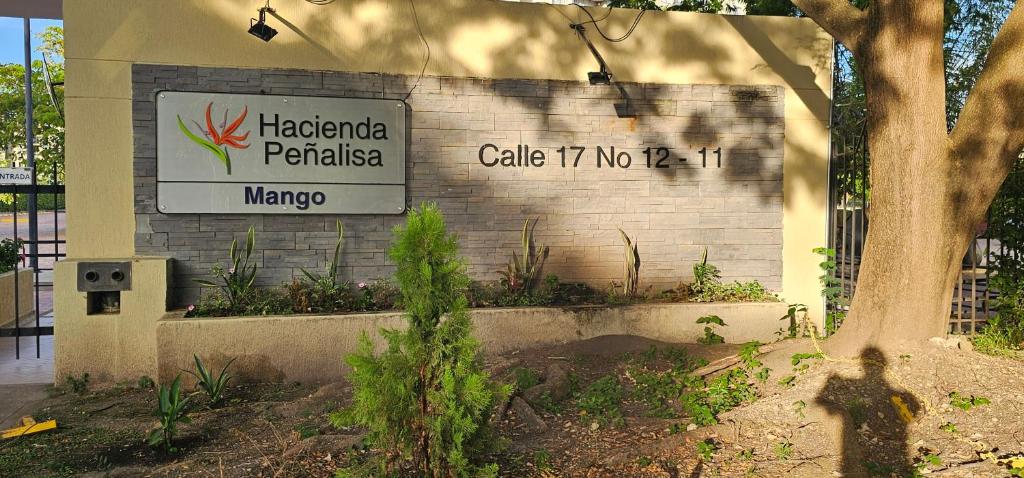 a sign on the side of a building at Hacienda Peñalisa Mango in Ricaurte