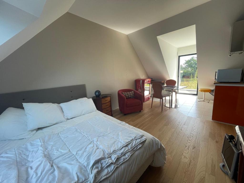 une chambre avec un grand lit et un salon dans l'établissement Chambre 20M2 LTDP, à Le Tour-du-Parc