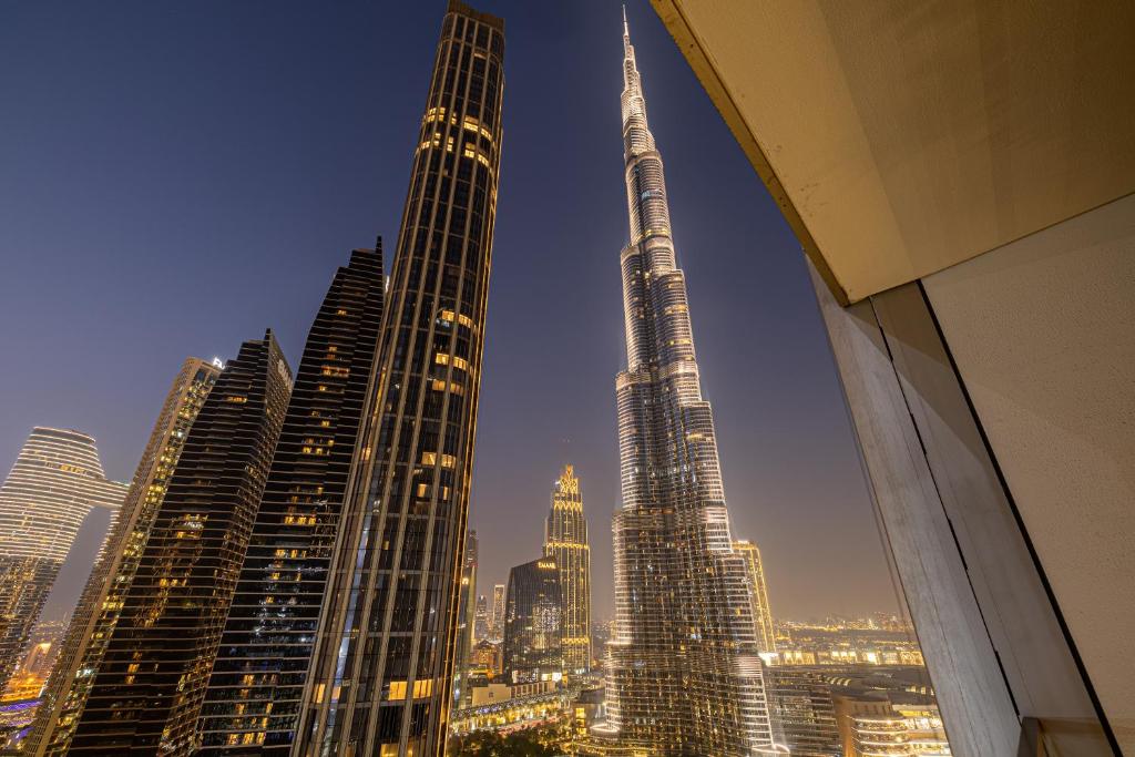 een uitzicht op de burj khalifa vanuit een gebouw bij New Exclusive 2BR Downtown Dubai Burj Khalifa View and Dubai Mall in Dubai