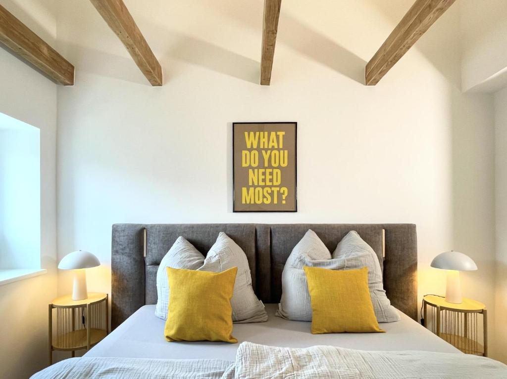 a bedroom with a large bed with yellow pillows at FRITZ21 Ferienwohnung Kellenhusen in Kellenhusen