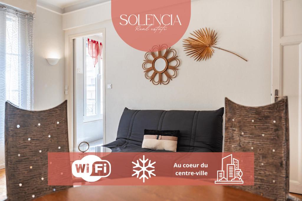 Cette chambre dispose d'un lit avec un panneau mural. dans l'établissement 3 pièces centre-ville Cannes - Croisette - Climatisation séjour, à Cannes