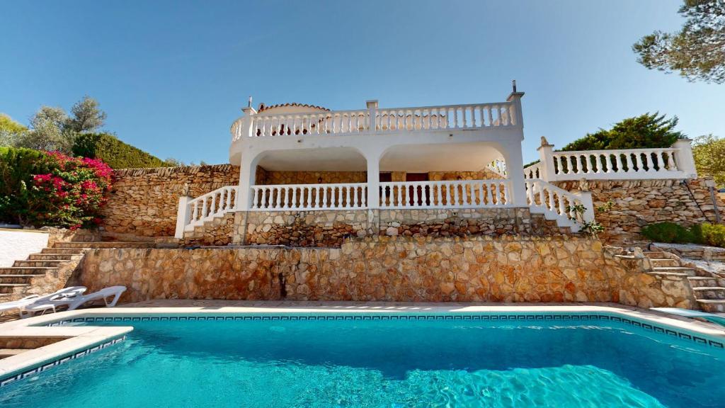 una villa con piscina y una casa en Villa Cristopol, en L'Ampolla