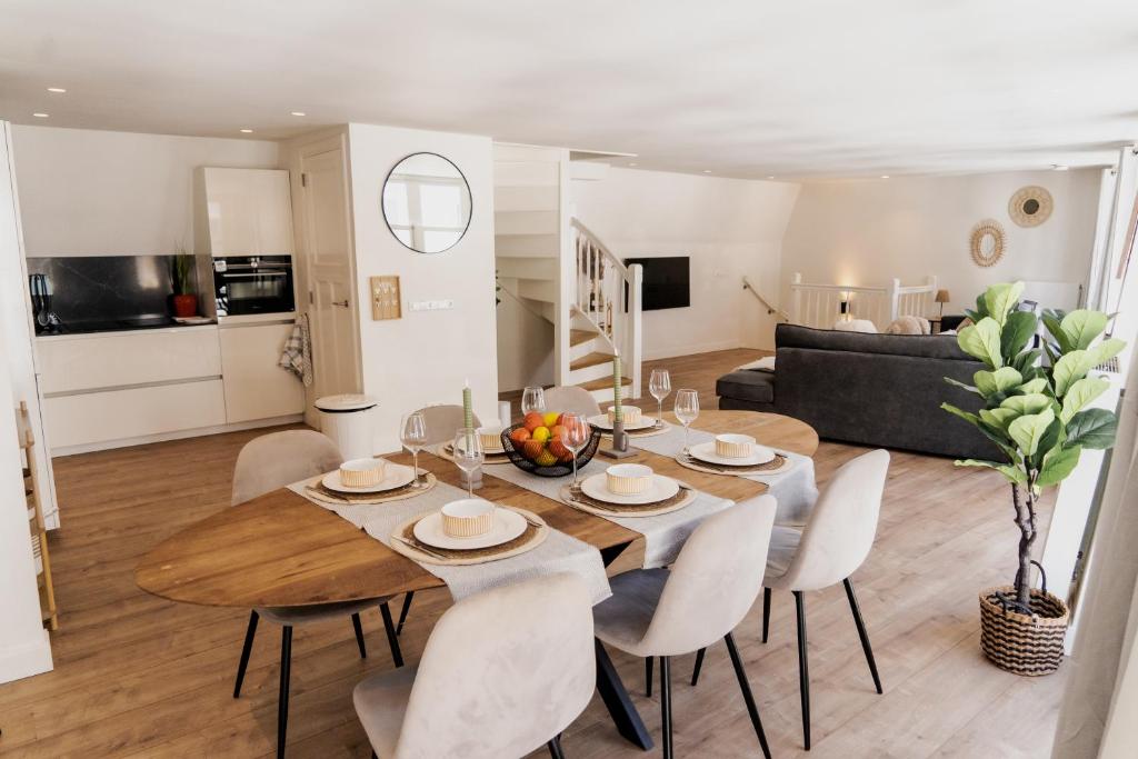 een eetkamer en woonkamer met een tafel en stoelen bij The Rembrandt - Residence in Amsterdam