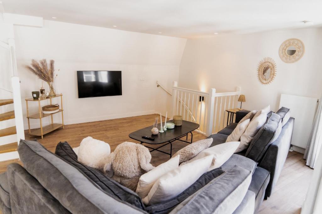 un salon avec un canapé et une table dans l'établissement The Rembrandt - Residence, à Amsterdam