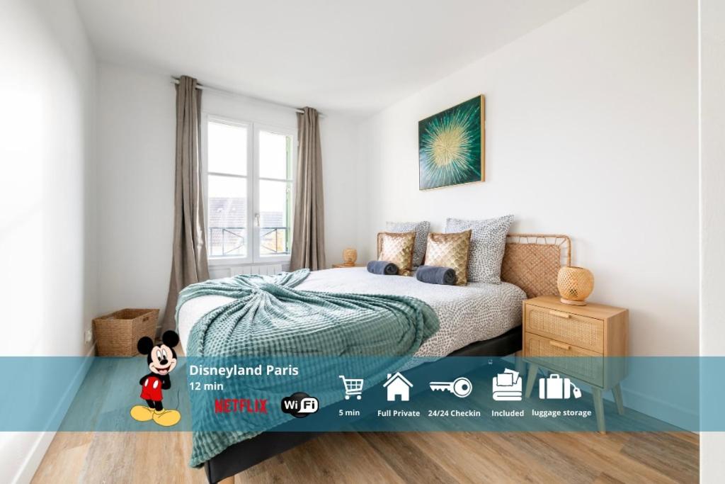 Una habitación blanca con una cama y una ventana en Le Mana, 7 pers 2 chambres 12min Disneyland Paris, en Bailly-Romainvilliers