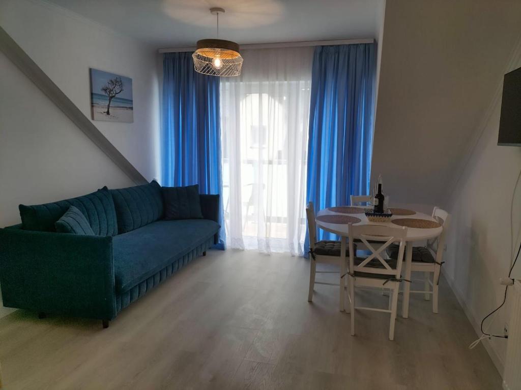 ダルウォボにあるDary Morzaの青いソファとテーブルのあるリビングルーム