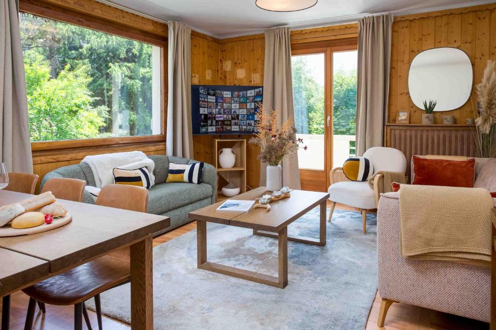 un salon avec un canapé et une table dans l'établissement Edelweiss 2 Apartment, à Chamonix-Mont-Blanc