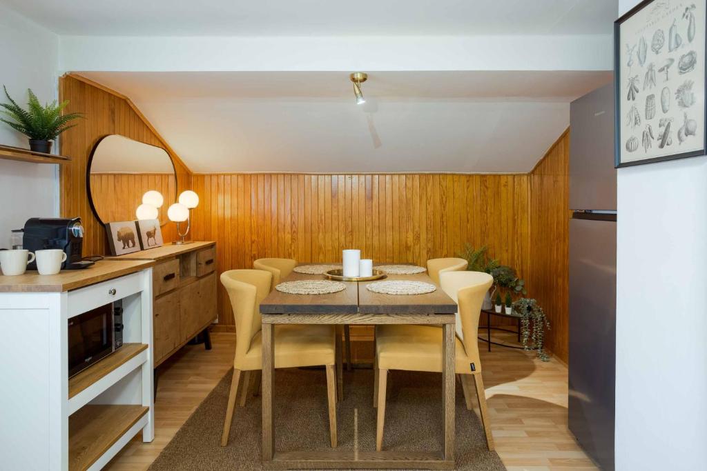 une cuisine et une salle à manger avec une table et des chaises dans l'établissement Edelweiss 3 Apartment, à Chamonix-Mont-Blanc