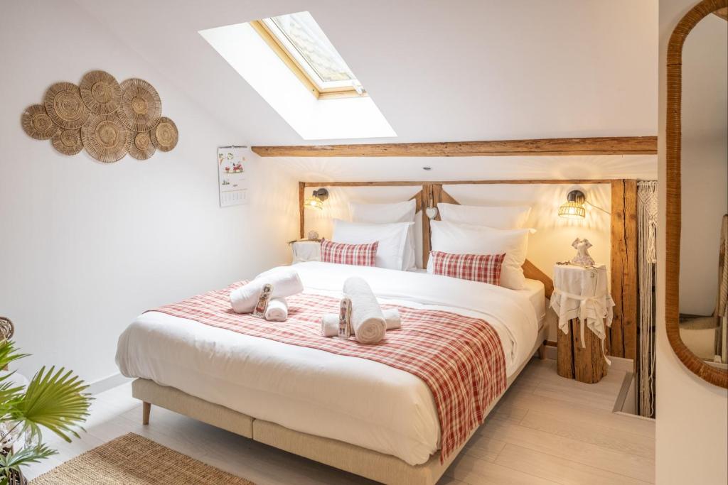 une chambre avec un grand lit avec deux animaux en peluche dessus dans l'établissement Loft de charme 4 étoiles confort haut de gamme garage privatif, à Barr