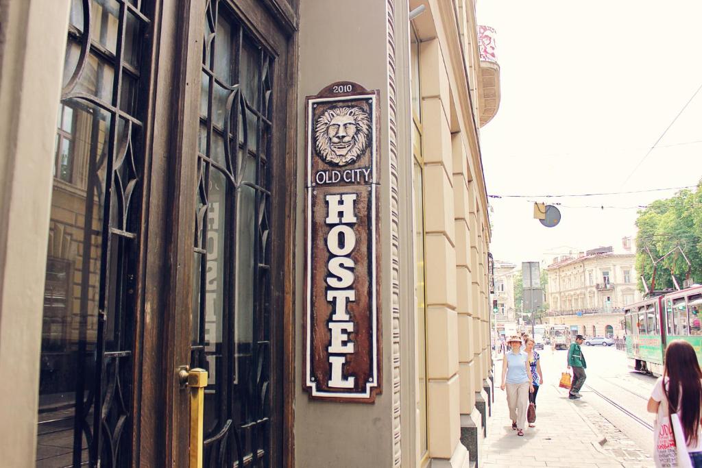 利維夫的住宿－老城旅館，街道上建筑物的边的标志
