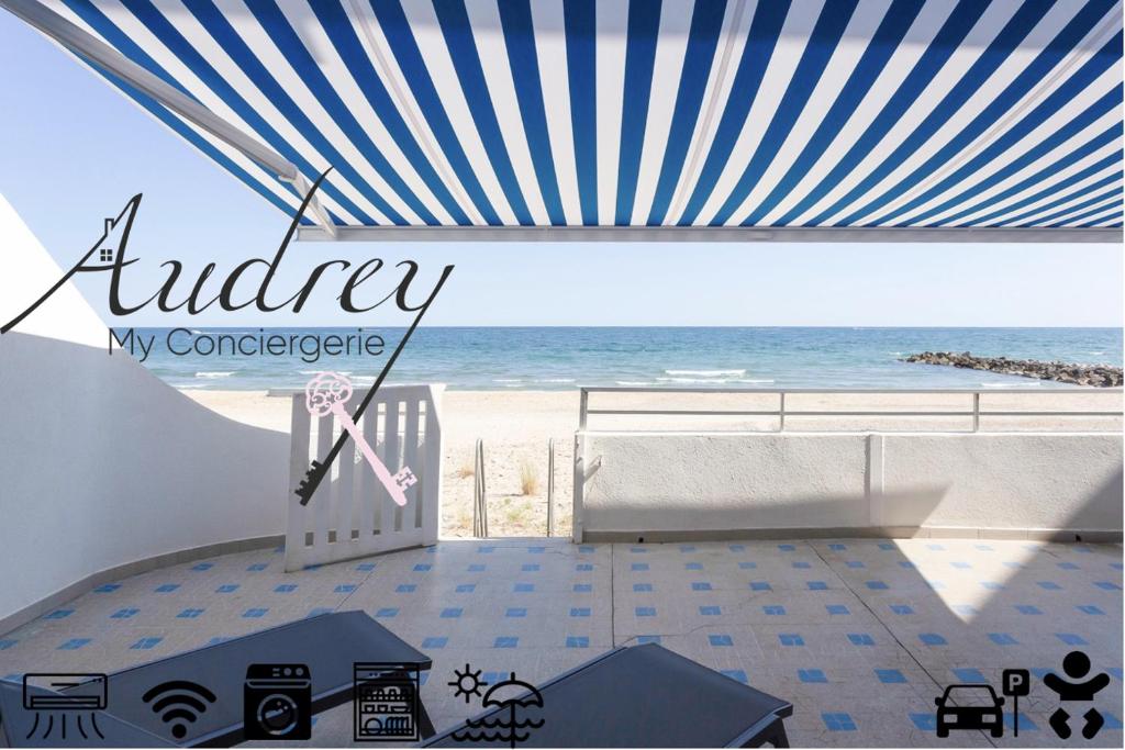 a view of the beach from the balcony of a beach house at Sublime appartement face à la mer avec accès plage in Palavas-les-Flots