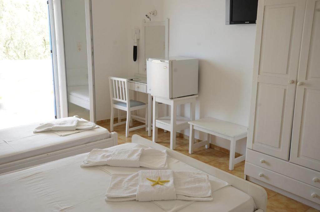 Postel nebo postele na pokoji v ubytování Galatis Beach Hotel