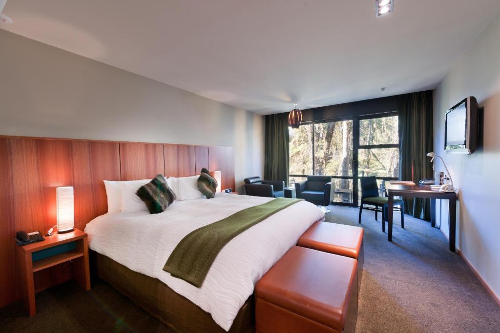 Postel nebo postele na pokoji v ubytování Legacy Te Waonui Hotel Franz Josef