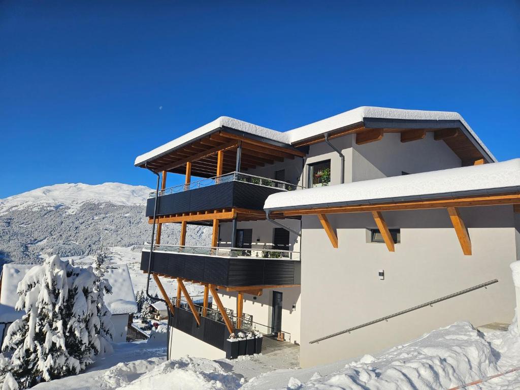 ein Gebäude auf einem schneebedeckten Berg in der Unterkunft Ferienwohnung Flir in Jerzens