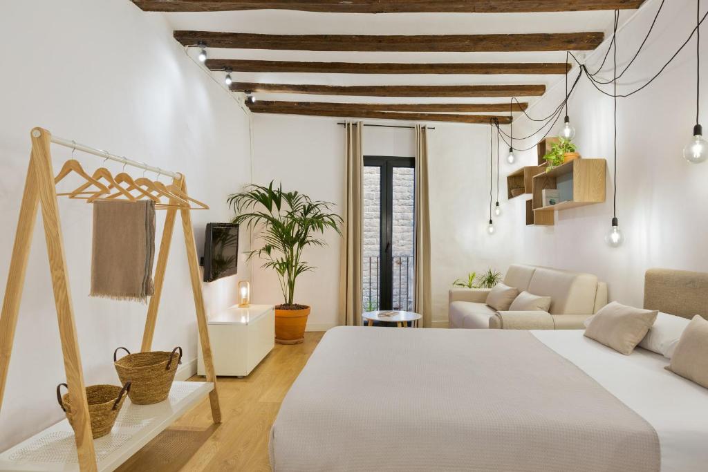 een slaapkamer met een bed en een woonkamer bij Ola Living Born in Barcelona