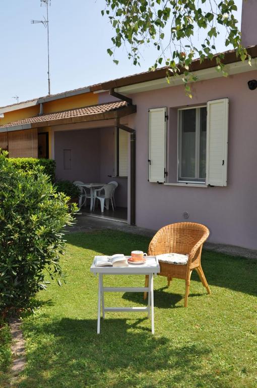 a table and a chair in the yard of a house at Civico 21-FreeParking in Vescovato