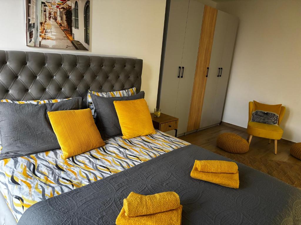 Llit o llits en una habitació de Apartman Yellow Moon