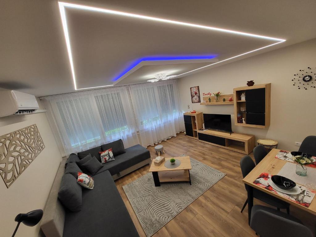 een woonkamer met een bank en een tafel bij Emily Apartman Salgótarján in Salgótarján