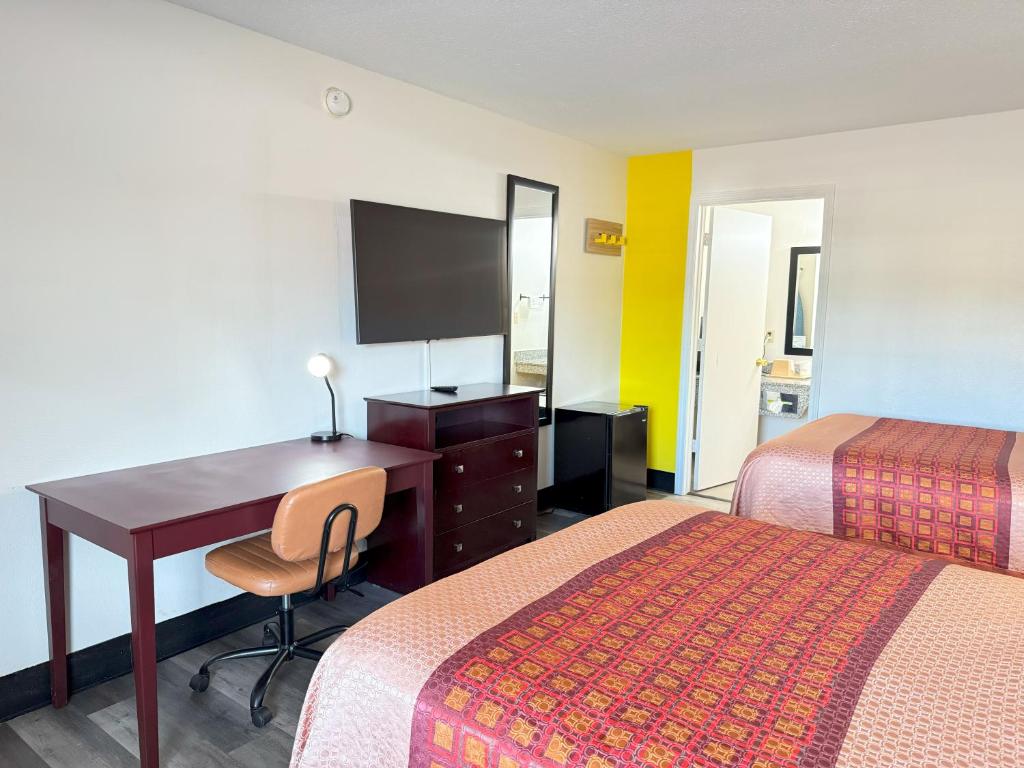 Super 8 by Wyndham Monticello AR - Double Room With Two Double Beds - Smoking