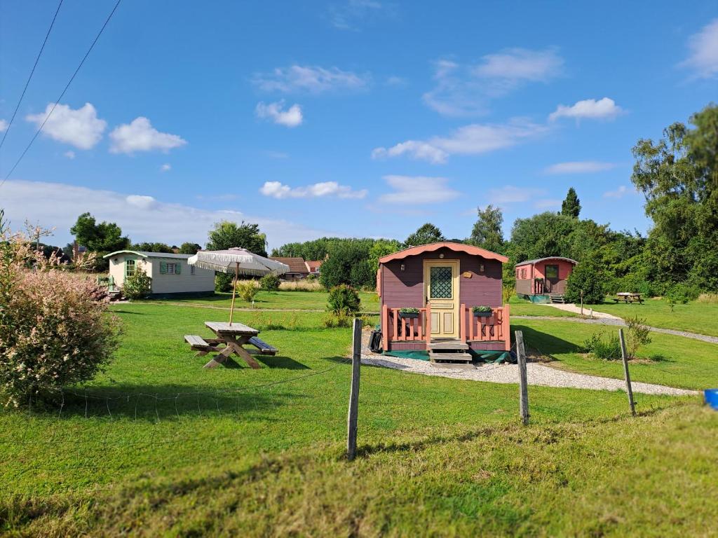 une petite maison au milieu d'un champ dans l'établissement Monts de flandre insolite, à Berthen
