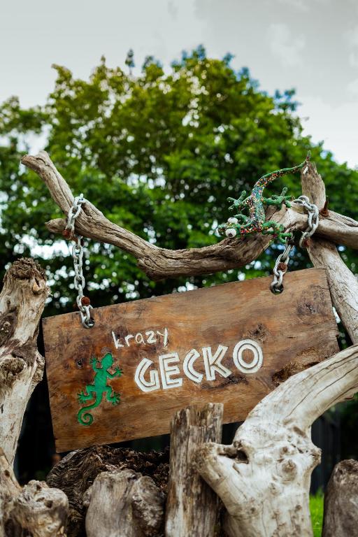 een houten bord is aan een boomtak geketend bij Krazy Gecko Resort in Pokhara