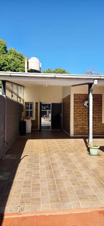 波萨达斯The Posadas House的建筑物前的空停车场