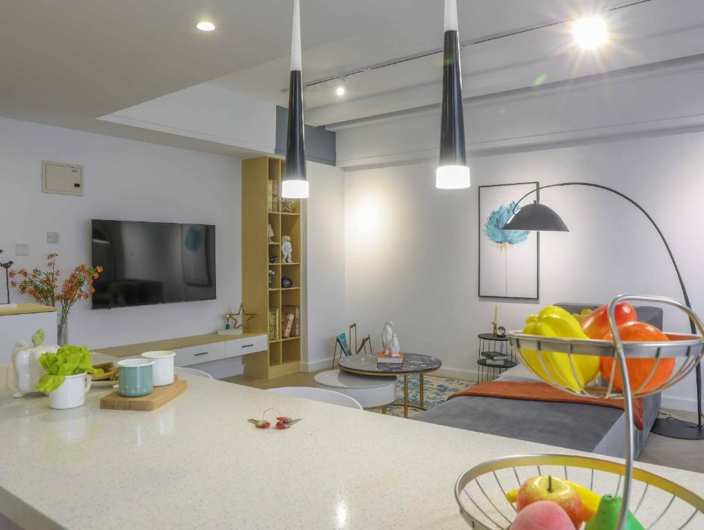 TV a/nebo společenská místnost v ubytování Laurel Hill Suites, 3-Bedroom executive furnished apartment