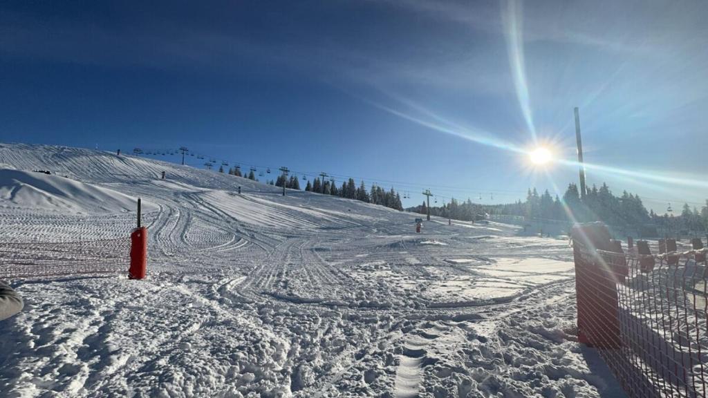 a snow covered ski slope with the sun in the background at Studio pied des pistes Les Gets - 4 pers rénové in Les Gets