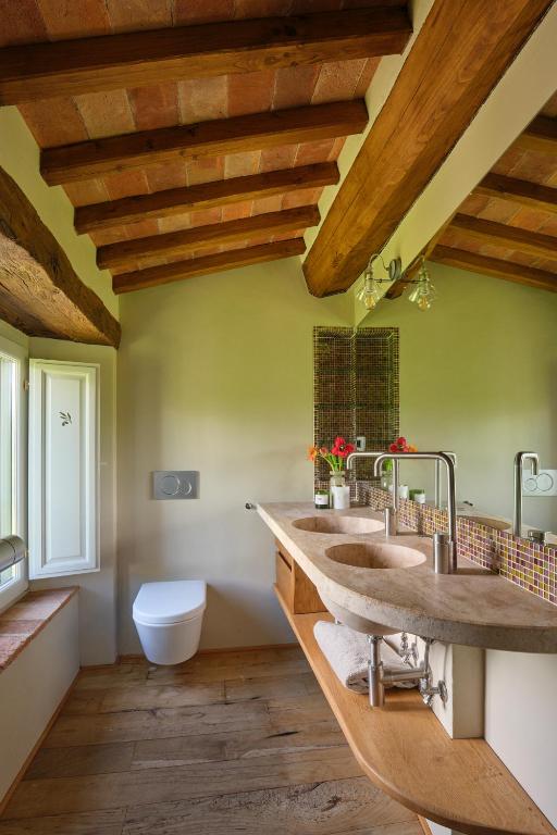 un bagno con due lavandini e un water di Sequerciani a Tatti